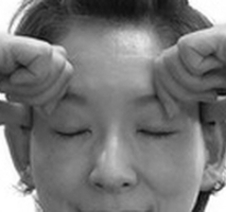 “眉間のしわ”は眉が硬いから