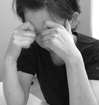 “眉間のしわ”には眉のばし